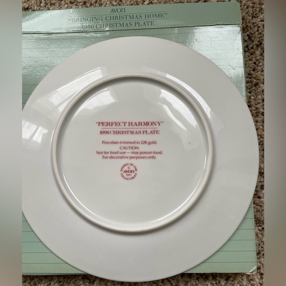 Avon 1991 CHRISTMAS PLATE “PERFECT HARMONY”
Porcelain trimmed in 22K gold. NIB - Picture 3 of 5